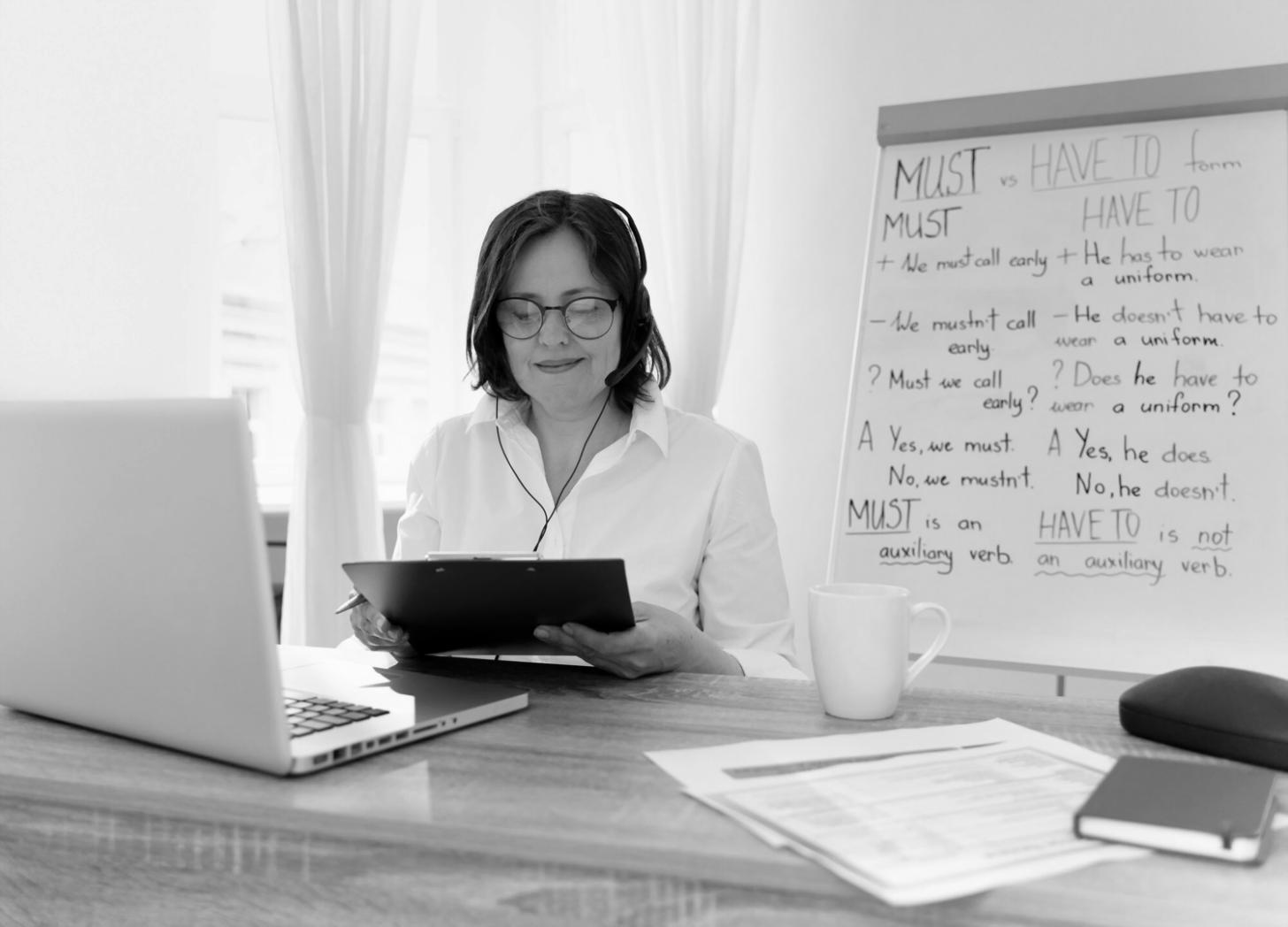 Espace de travail organisé avec calculatrice et documents financiers